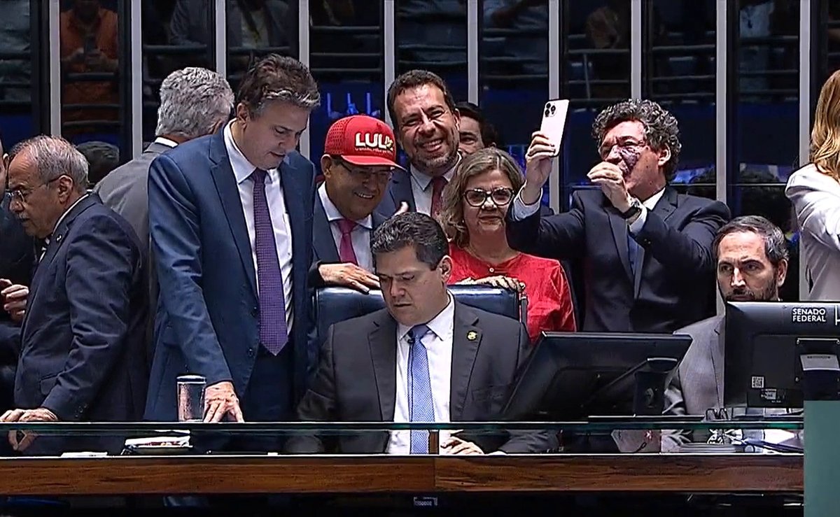 Senado aprova de vez o fim da escala 6×1 por 75 a 1 e plenário comemora aos gritos de “Lula”
