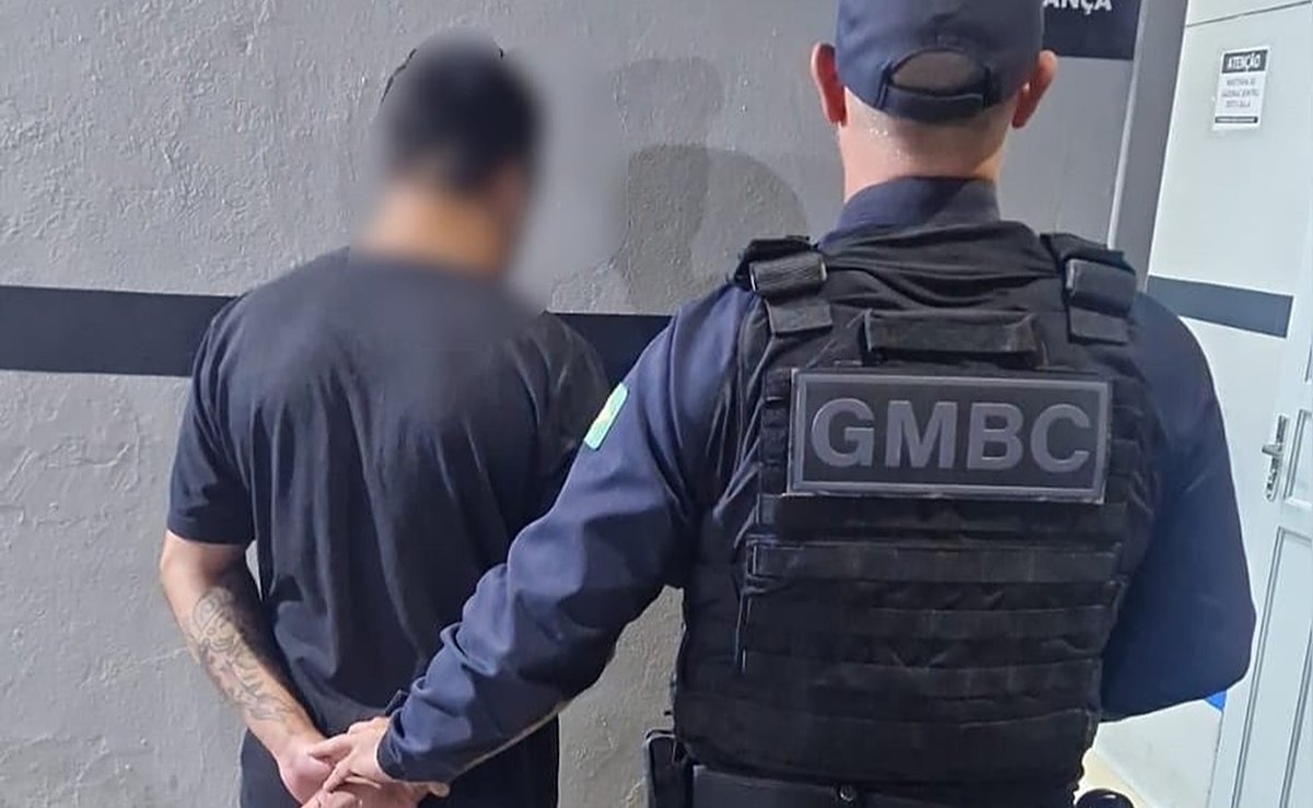 “Vou te arrebentar, seu cabeçudo”: vendedor de rosas ameaça fiscais na Feira da Orla e acaba preso em BC