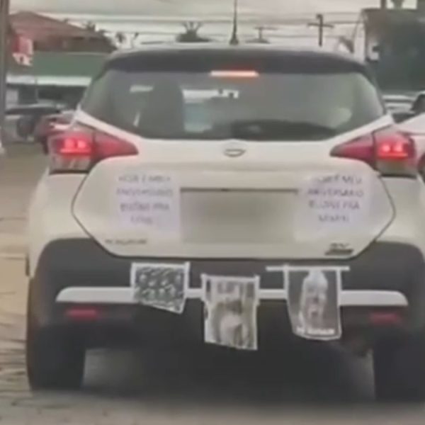 Homem com veículo decorado e cartazes de aniversário recebe buzinaço em SC