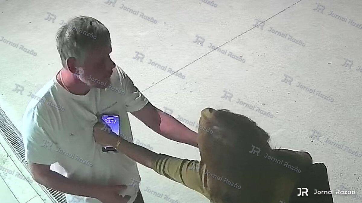 Fábio mantém a mão na cabeça de Jaqueline, que estende o braço em direção ao peito dele.