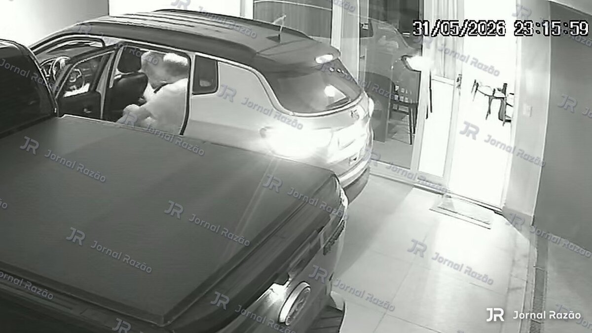 Fábio aparece no banco traseiro do Jeep Compass, com a porta aberta.