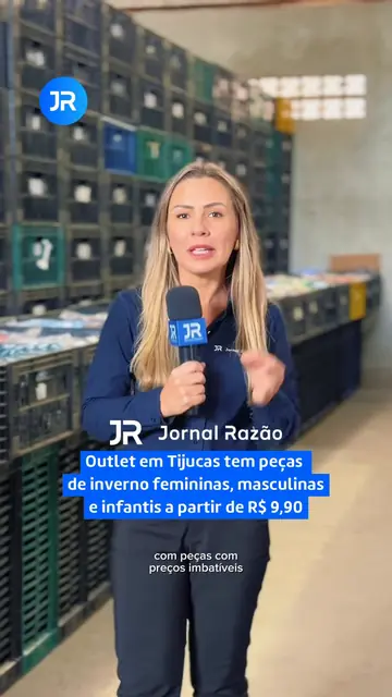 Repórter do JR com microfone em matéria sobre outlet em Tijucas